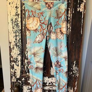 NUX super soft sea shell and coral women’s leggings. Size small.